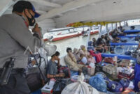 Para penumpang kapal yang akan menuju Gili Trawangan di Pelabuhan Bangsal di Kecamatan Pemenang, Lombok Utara, NTB, Rabu (5/8/2020). (ANTARA FOTO/Ahmad Subaidi).