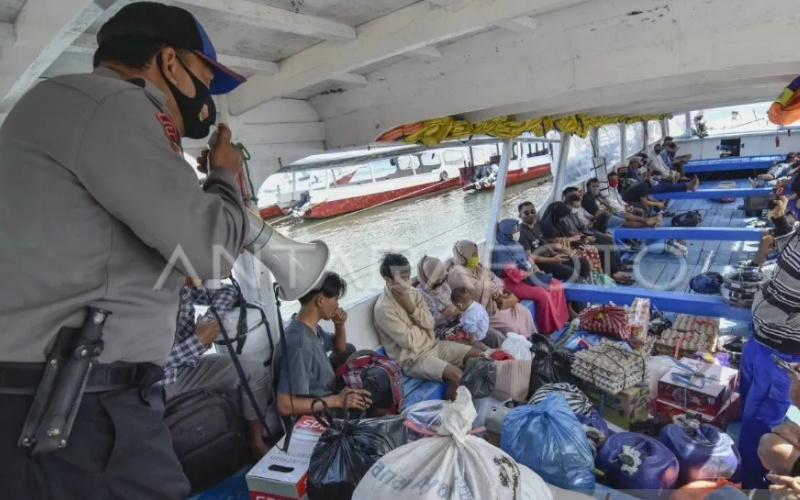 Para penumpang kapal yang akan menuju Gili Trawangan di Pelabuhan Bangsal di Kecamatan Pemenang, Lombok Utara, NTB, Rabu (5/8/2020). (ANTARA FOTO/Ahmad Subaidi).