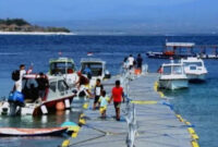 Wisatawan menggunakan transportasi "fast boat" di dermaga Pelabuhan Gili Trawangan, Kabupaten Lombok Utara, Nusa Tenggara Barat (NTB). (