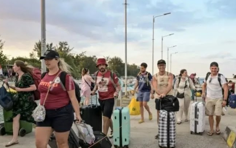 Arus wisatawan mancanegara yang datang ke kawasan wisata Gili Trawangan, Kabupaten Lombok Utara, Nusa Tenggara Barat (NTB) menggunakan kapal cepat (fast boat) dari Bali pada bulan Agustus 2024