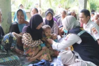 Tim medis Polres Lombok Tengah, Provinsi Nusa Tenggara Barat (NTB) saat memberikan pelayanan kesehatan bagi masyarakat pasca banjir di wilayah Kecamatan Pujut di Lombok Tengah, Minggu (16/02/2025) (ANTARA/HO-Humas Polres Lombok Tengah)