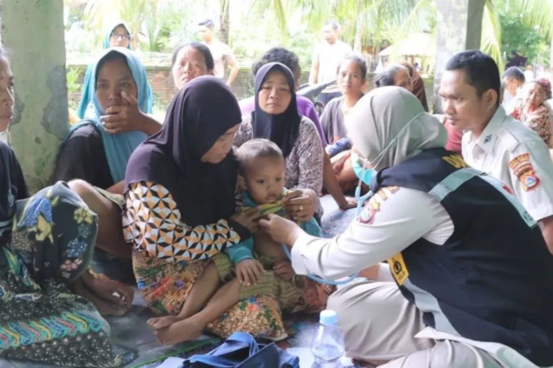 Tim medis Polres Lombok Tengah, Provinsi Nusa Tenggara Barat (NTB) saat memberikan pelayanan kesehatan bagi masyarakat pasca banjir di wilayah Kecamatan Pujut di Lombok Tengah, Minggu (16/02/2025) (ANTARA/HO-Humas Polres Lombok Tengah)