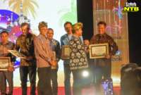 General Manager Merumatta Hotel Senggigi menerima penghargaan Penyelenggara Event Daerah Terbaik 2025 dari Pj Gubernur NTB Mayjend Purnawirawan Dr Hasanuddin baru-baru ini.