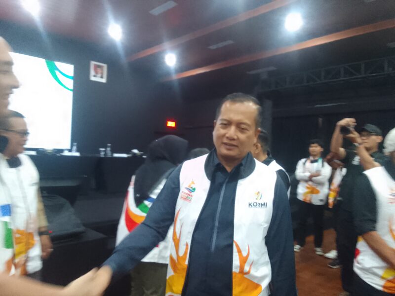 Gubernur  NTB HL Muhamad Iqbal usai konferensi pers persiapan penutupan Fornas VIII NTB yang berlangsung di Lantai 6 Gedung Bank NTB Syariah Islamic Centre, Kamis malam (31/7)