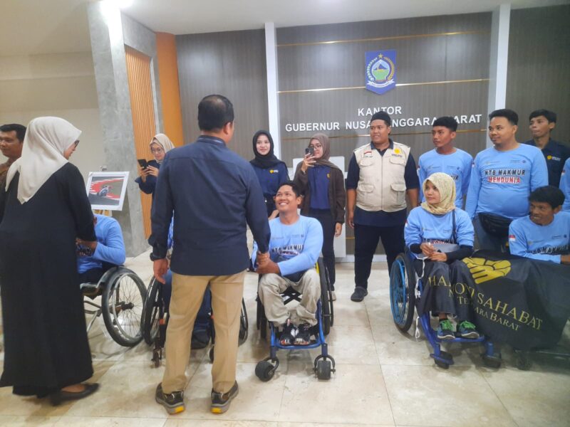 Gubernur NTB  melepas kontingen atlet disabilitas NTB yang akan berlaga di Maybank Marathon 2025 Bali, 24 Agustus 2025.