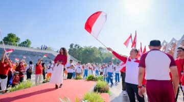 Gerakan Pembagian Bendera Merah Putih Tahun 2025 yang diselenggarakan Pemerintah Provinsi Nusa Tenggara Barat