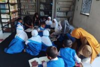 Anak-anak Desa Lembar Selatan antusias mengikuti pendampingan membaca di ruang perpustakaan baru.