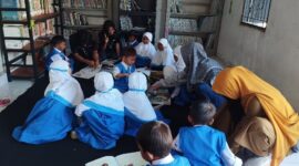 Anak-anak Desa Lembar Selatan antusias mengikuti pendampingan membaca di ruang perpustakaan baru.