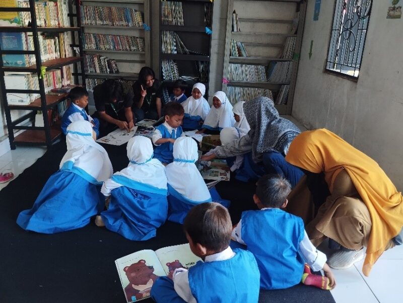 Anak-anak Desa Lembar Selatan antusias mengikuti pendampingan membaca di ruang perpustakaan baru.