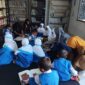 Anak-anak Desa Lembar Selatan antusias mengikuti pendampingan membaca di ruang perpustakaan baru.