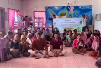 Mahasiswa dan dosen Prodi  Sosiologi FHISIP Unram menggelar giat penyuluhan tentang penangan sampah bagi warga pesisir Teluk Gok Sekotong Lombok Barat, baru-baru ini.