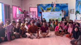 Mahasiswa dan dosen Prodi  Sosiologi FHISIP Unram menggelar giat penyuluhan tentang penangan sampah bagi warga pesisir Teluk Gok Sekotong Lombok Barat, baru-baru ini.