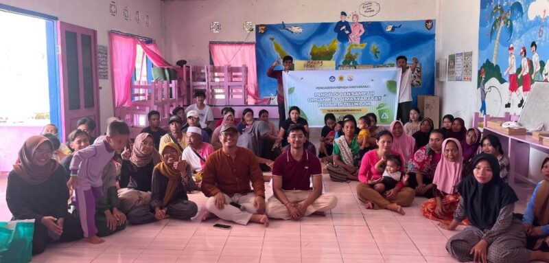 Mahasiswa dan dosen Prodi  Sosiologi FHISIP Unram menggelar giat penyuluhan tentang penangan sampah bagi warga pesisir Teluk Gok Sekotong Lombok Barat, baru-baru ini.