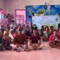 Mahasiswa dan dosen Prodi  Sosiologi FHISIP Unram menggelar giat penyuluhan tentang penangan sampah bagi warga pesisir Teluk Gok Sekotong Lombok Barat, baru-baru ini.