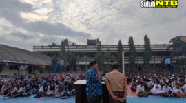 Kepala SMAN 1 Masbagik Hurman SH MPd saat memberikan   tausiah pada kegiatan Imtaq sekolah terkait.