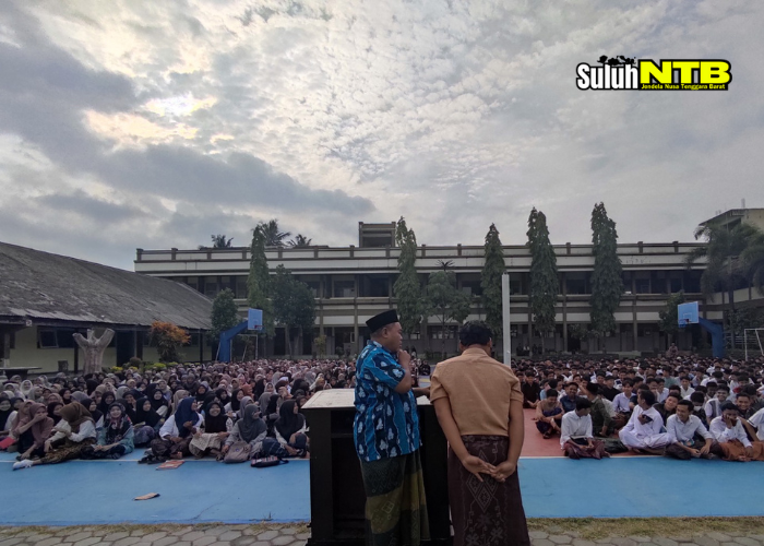 Kepala SMAN 1 Masbagik Hurman SH MPd saat memberikan   tausiah pada kegiatan Imtaq sekolah terkait.
