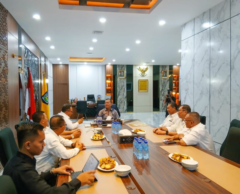 
Gubernur NTB apresiasi peran Kadin sebagai mitra strategis pemerintah, dorong investasi dan Musprov Kadin 2025 sukses.