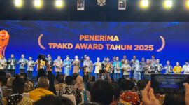 Lalu Muhamad Iqbal meraih TPAKD Award 2025 berkat komitmen memperluas akses dan literasi keuangan masyarakat.