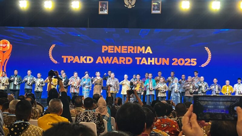 Lalu Muhamad Iqbal meraih TPAKD Award 2025 berkat komitmen memperluas akses dan literasi keuangan masyarakat.