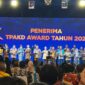 Lalu Muhamad Iqbal meraih TPAKD Award 2025 berkat komitmen memperluas akses dan literasi keuangan masyarakat.