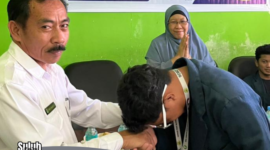 Kades Senaru Raden Akria Buana saat menerima KKN Mahasiswa Unram yang didamping Dosen Pendamping Lapangan Dr Ernin Hidayati, Rabu (24/12)