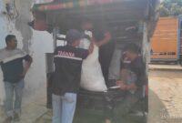 Relawan NTB menyalurkan 600 paket bantuan dan layanan kesehatan bagi penyintas bencana di Aceh Utara. (foto: diskominfotik NTB)