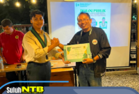 Ketua Umum HMI Komisariat Lafran Pane Unram Adriyan Wahyudi menyerahkan piagam penghargaan kepada Sukri Aruman, Direktur Raymindo News Network selaku salah seorang narasumber Diskusi Publik