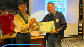 Ketua Umum HMI Komisariat Lafran Pane Unram Adriyan Wahyudi menyerahkan piagam penghargaan kepada Sukri Aruman, Direktur Raymindo News Network selaku salah seorang narasumber Diskusi Publik