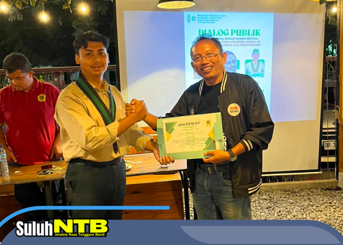 Ketua Umum HMI Komisariat Lafran Pane Unram Adriyan Wahyudi menyerahkan piagam penghargaan kepada Sukri Aruman, Direktur Raymindo News Network selaku salah seorang narasumber Diskusi Publik
