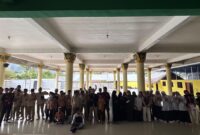 KKN Unram Timba Gading II bersama siswa usai kegiatan edukasi Merariq Kodeq