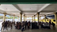 KKN Unram Timba Gading II bersama siswa usai kegiatan edukasi Merariq Kodeq