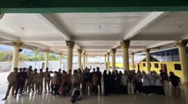 KKN Unram Timba Gading II bersama siswa usai kegiatan edukasi Merariq Kodeq