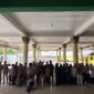 KKN Unram Timba Gading II bersama siswa usai kegiatan edukasi Merariq Kodeq