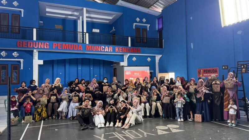 Kebersamaan mahasiswa KKN-PPM UGM bersama warga dalam berbagai program kerja (Dok. KKN-PPM UGM Melodi Aikmel)