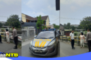 Polisi dari Polsek Ampenan melakukan olah TKP menindaklanjuti kasus begal yang menimpa seorang ibu muda bernama Vanti Liana, Rabu (28/10)